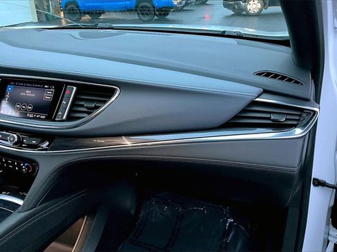 Used 2024 Buick Enclave Premium image 17