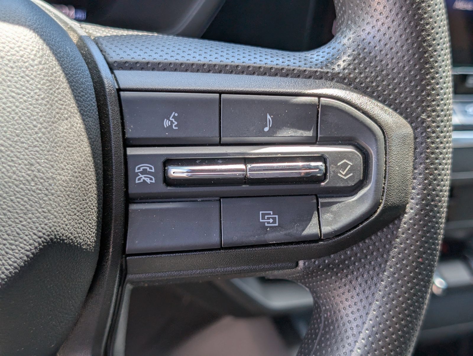 Used 2024 Chevrolet Colorado Trail Boss w/ Technology Package AWD/4WD image 23