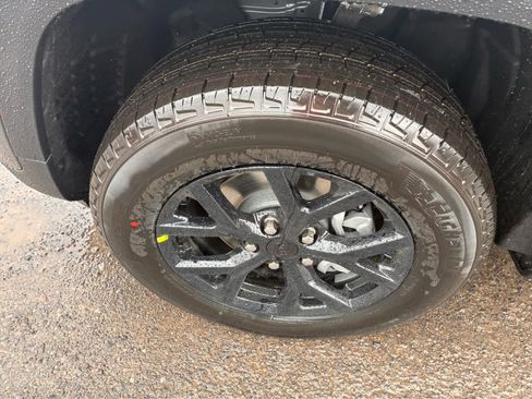 New 2025 Jeep Grand Cherokee Laredo image 9