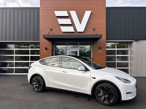 Used 2023 Tesla Model Y Long Range image 1