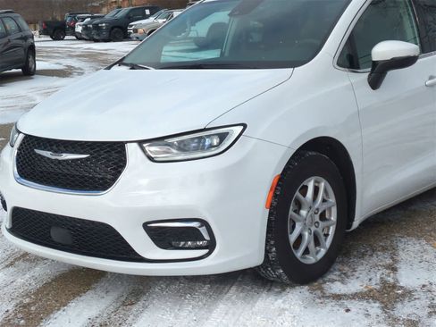 Used 2023 Chrysler Pacifica Touring-L image 11