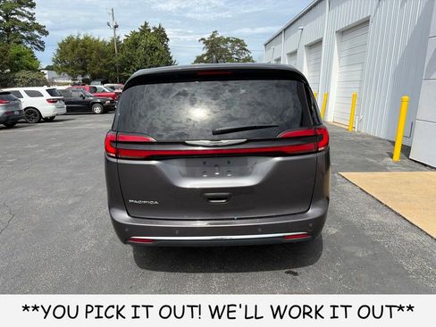 Used 2023 Chrysler Pacifica Touring-L FWD image 5