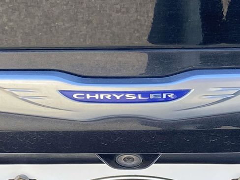 Used 2020 Chrysler Pacifica Touring-L image 12