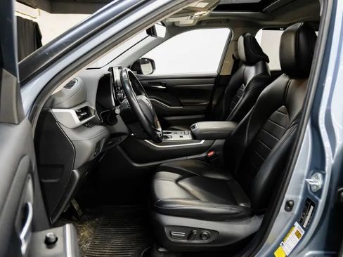 Used 2021 Toyota Highlander XLE FWD image 4