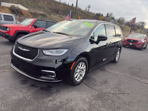 Used 2024 Chrysler Pacifica Touring-L image 1