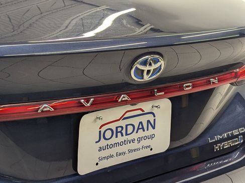 Used 2019 Toyota Avalon Limited image 33