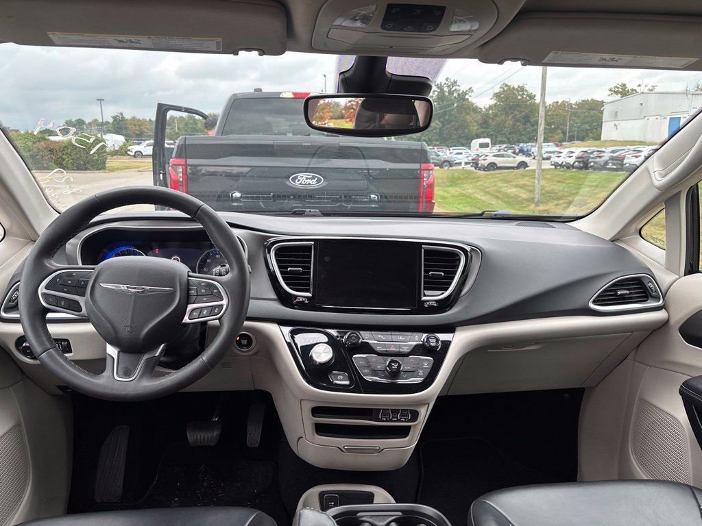 Used 2023 Chrysler Pacifica Touring-L FWD image 5