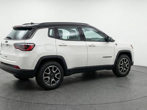 Used 2025 Jeep Compass Trailhawk AWD/4WD image 9