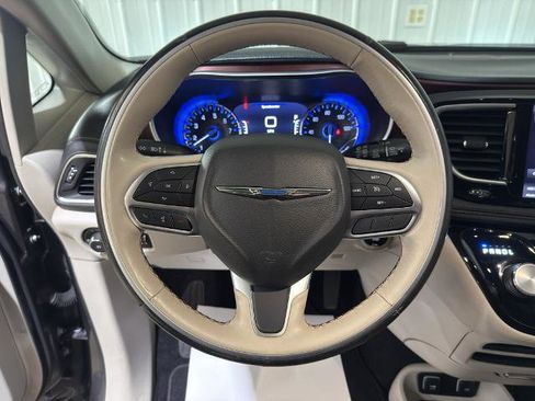 Used 2019 Chrysler Pacifica Limited image 3