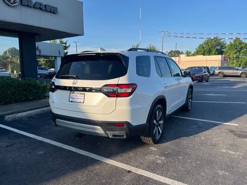 Used 2025 Honda Pilot Touring image 3