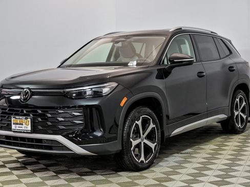 Used 2025 Volkswagen Tiguan SE w/ Panoramic Sunroof Package image 4