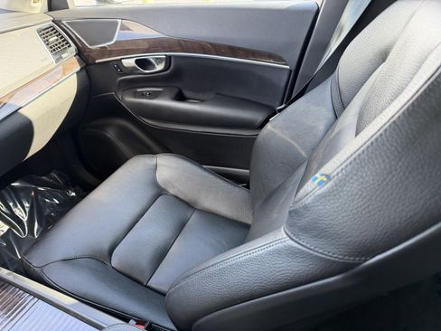 Used 2017 Volvo XC90 T5 Momentum w/ Vision Package image 18