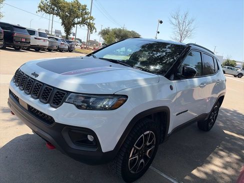 Used 2025 Jeep Compass Trailhawk AWD/4WD image 4