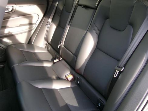 Used 2025 Volvo XC60 B5 Core image 10