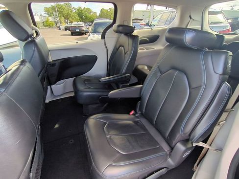 Used 2021 Chrysler Pacifica Touring-L image 13