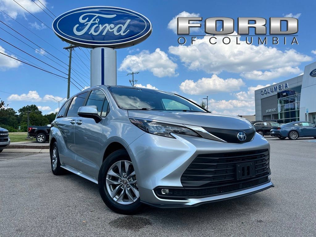 Used 2025 Toyota Sienna XLE FWD image 1