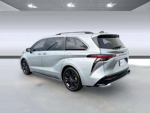 Used 2022 Toyota Sienna XSE FWD image 3