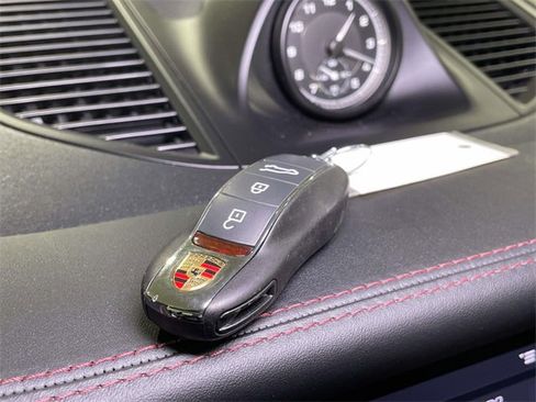 Used 2022 Porsche Macan image 47