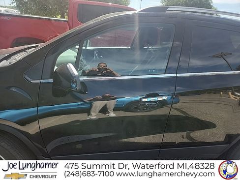 Used 2020 Chevrolet Trax LT w/ LT Convenience Package FWD image 2