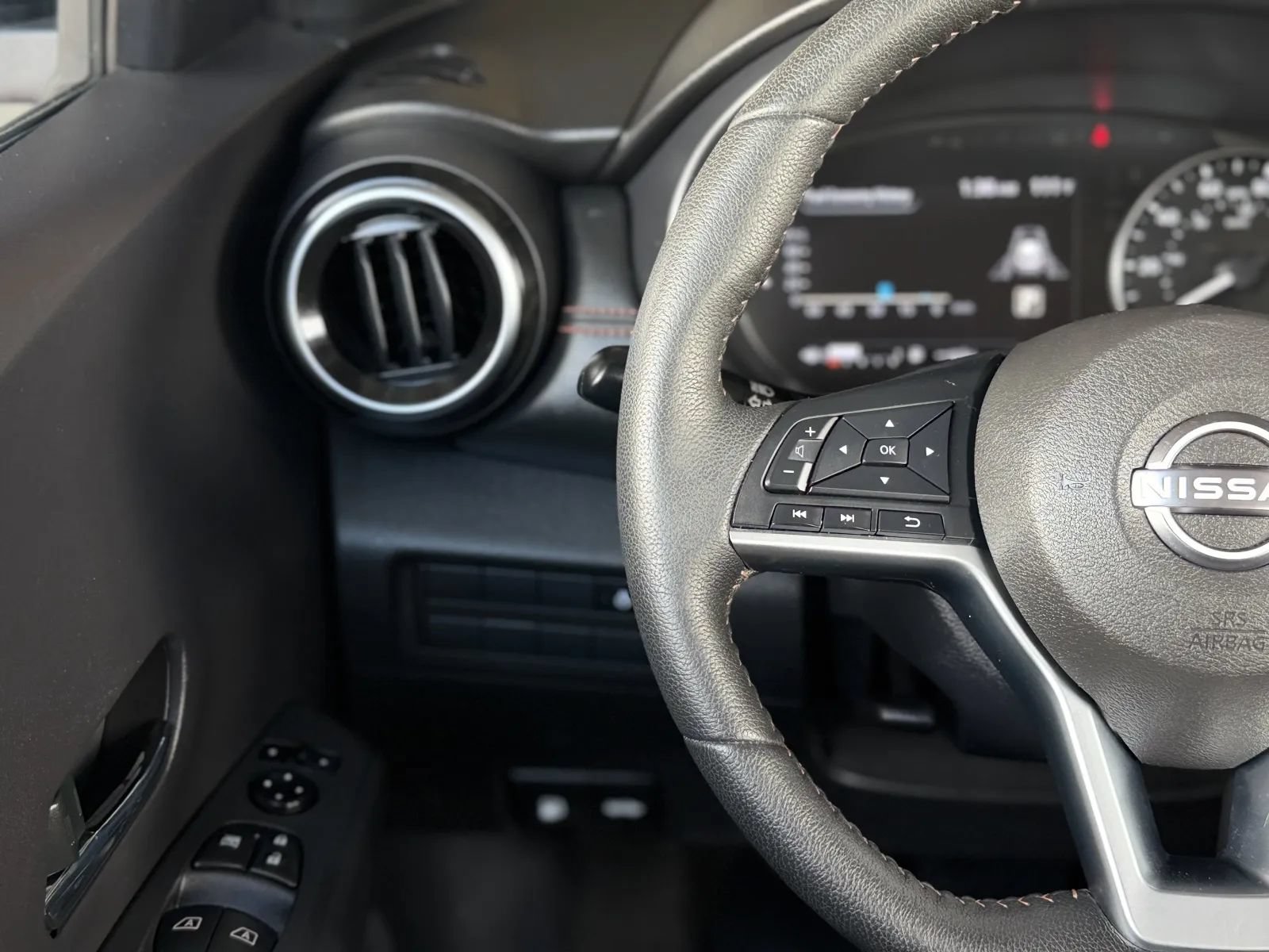 Used 2023 Nissan Kicks SR w/ SR Premium Package FWD image 25