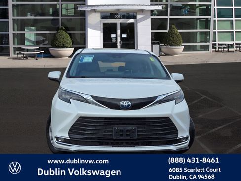 Used 2024 Toyota Sienna XLE image 2