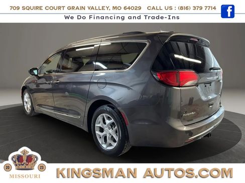 Used 2017 Chrysler Pacifica Touring-L w/ Tire & Wheel Group FWD image 6