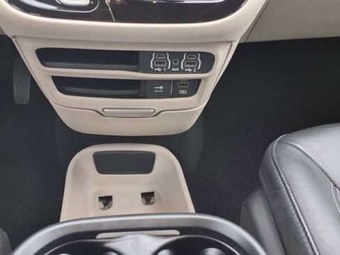 Used 2022 Chrysler Pacifica Touring-L image 29