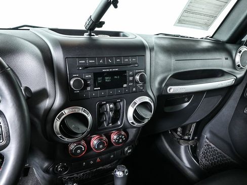 Used 2016 Jeep Wrangler Unlimited Sahara w/ Connectivity Group image 12