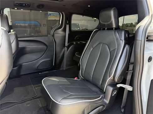 Used 2025 Chrysler Pacifica Limited FWD image 16