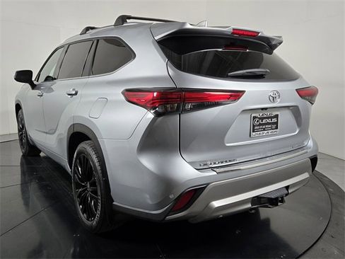 Used 2021 Toyota Highlander Platinum image 4
