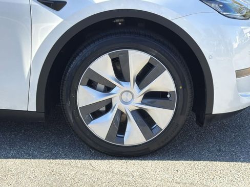 Used 2022 Tesla Model Y Long Range image 37