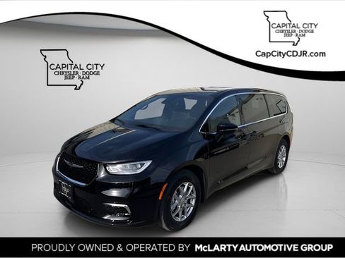 New 2026 Chrysler Pacifica Select image 1