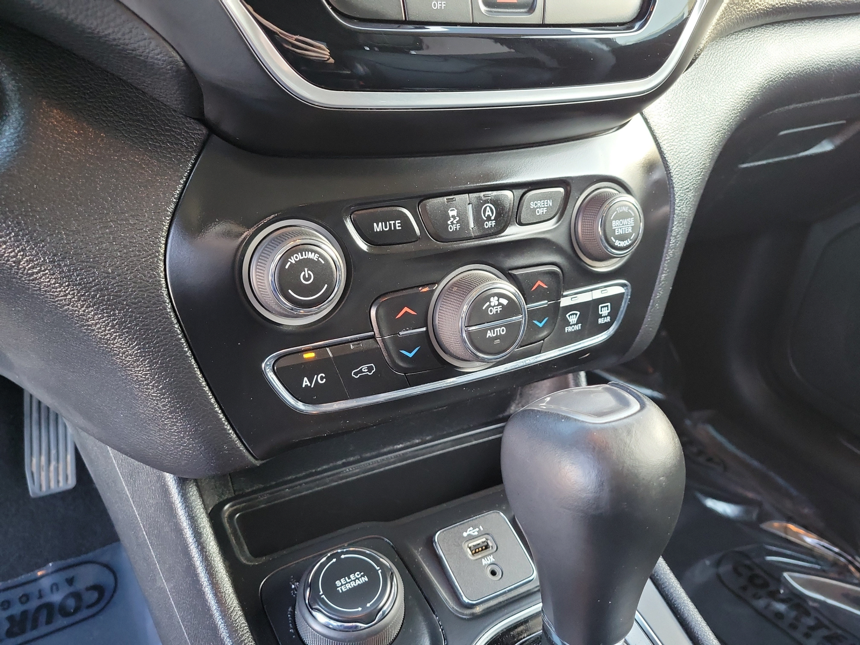 Used 2019 Jeep Cherokee Limited AWD/4WD image 19