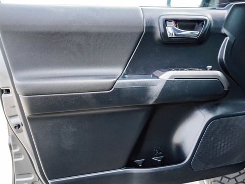 Used 2017 Toyota Tacoma TRD Off-Road w/ Premium & Technology Package image 22