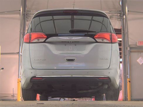 Used 2020 Chrysler Pacifica Limited FWD image 7