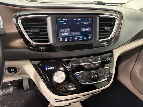 Used 2019 Chrysler Pacifica Touring-L FWD image 15