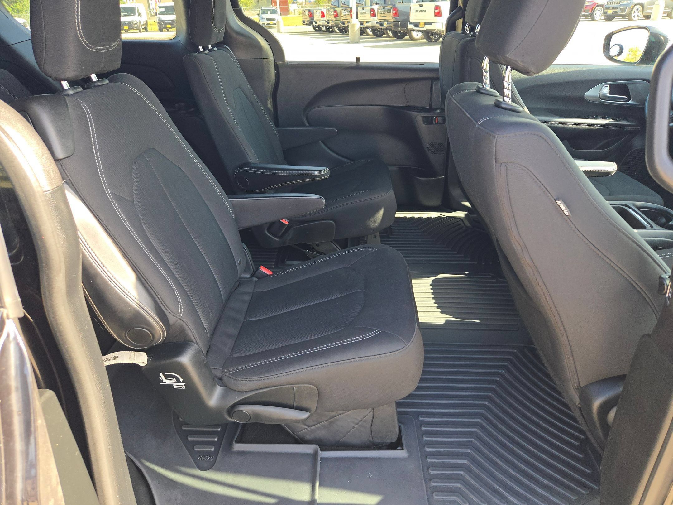 Used 2018 Chrysler Pacifica Touring Plus w/ S Appearance Package FWD image 24