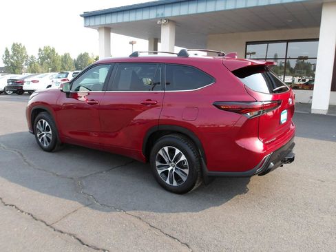 Used 2024 Toyota Highlander XLE AWD/4WD image 3