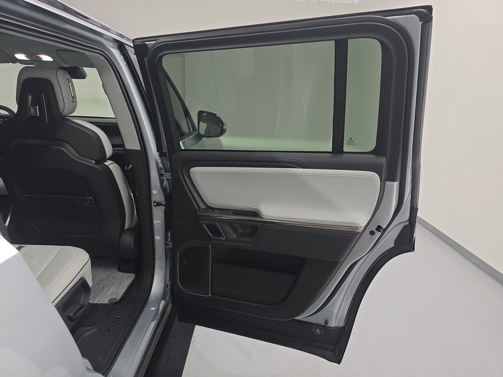 Used 2023 Rivian R1S Launch Edition Quad AWD/4WD image 19