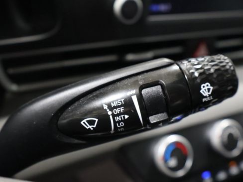 Used 2021 Hyundai Elantra SE image 34