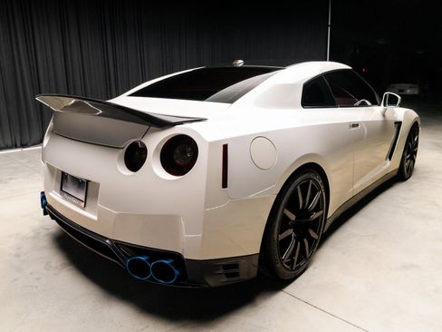 Used 2015 Nissan GT-R Premium image 13