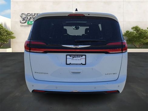 Used 2024 Chrysler Pacifica Limited FWD image 4