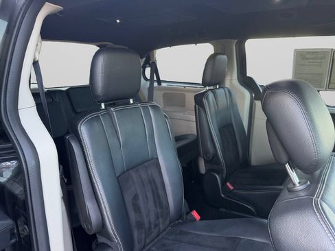 Used 2016 Dodge Grand Caravan SXT FWD image 18