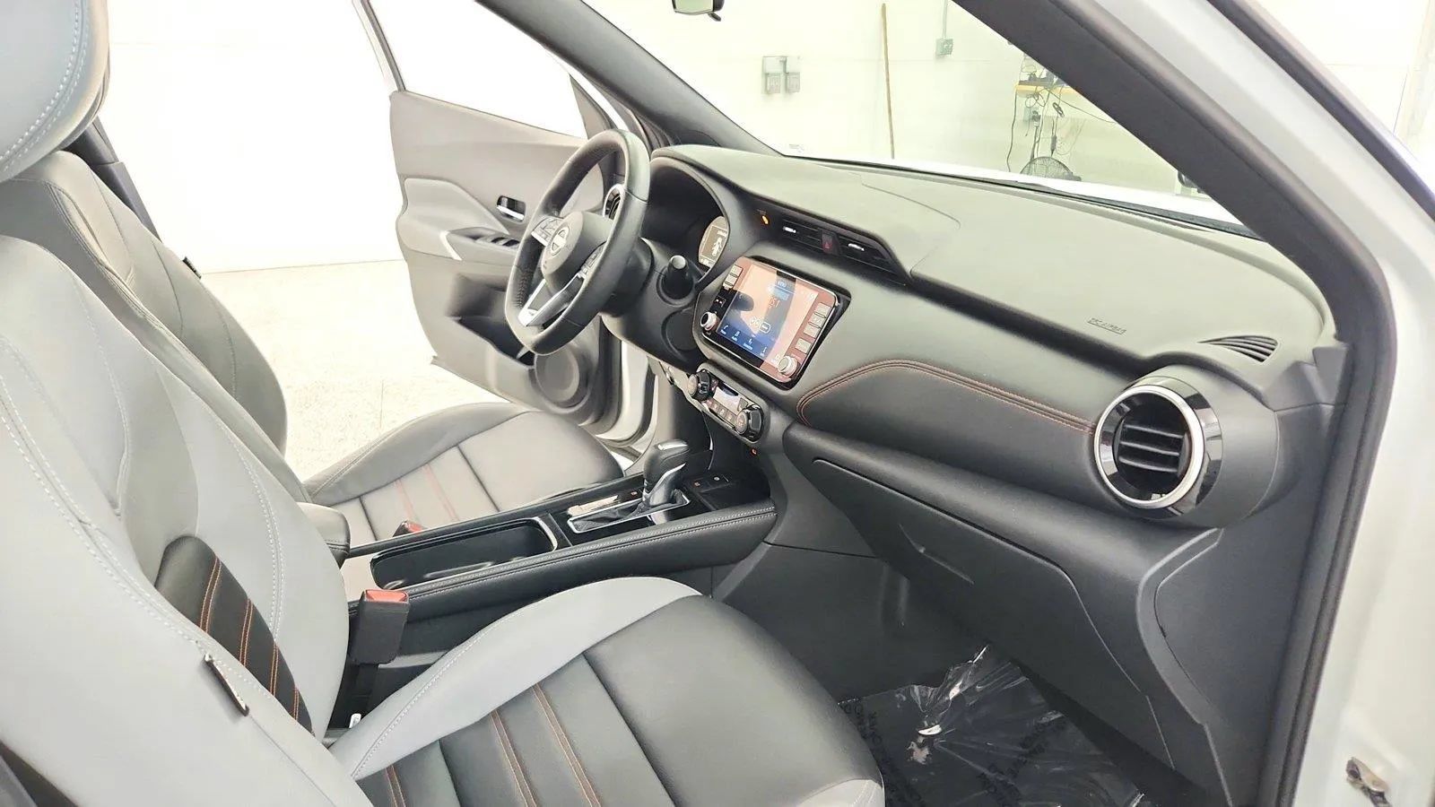 Used 2024 Nissan Kicks SR w/ SR Premium Package FWD image 29