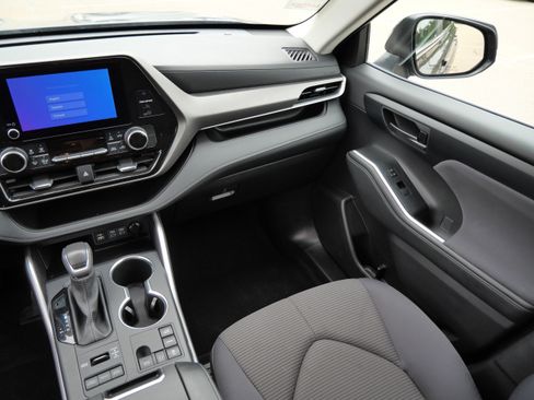 Certified 2025 Toyota Highlander LE AWD/4WD image 12