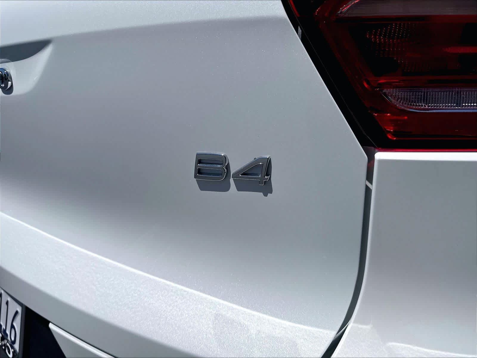 Used 2026 Volvo XC40 B4 Plus w/ Climate Package FWD image 11