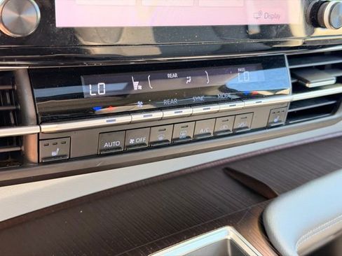 Used 2022 Toyota Sienna XLE FWD image 34