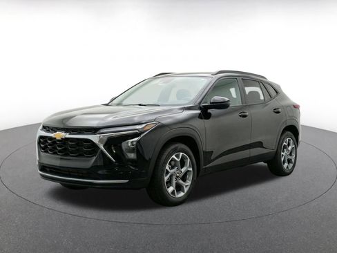 Used 2025 Chevrolet Trax LT FWD image 3
