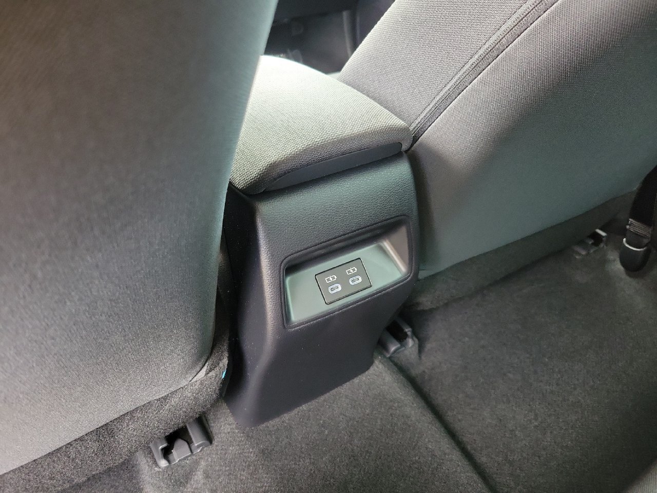 Used 2025 Toyota Corolla LE FWD image 11
