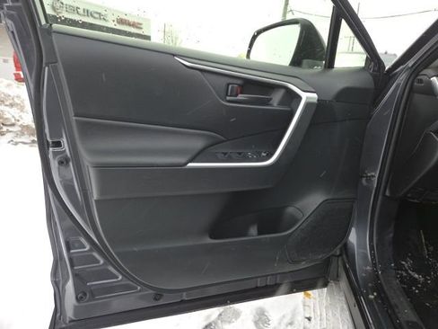 Used 2022 Toyota RAV4 LE image 10